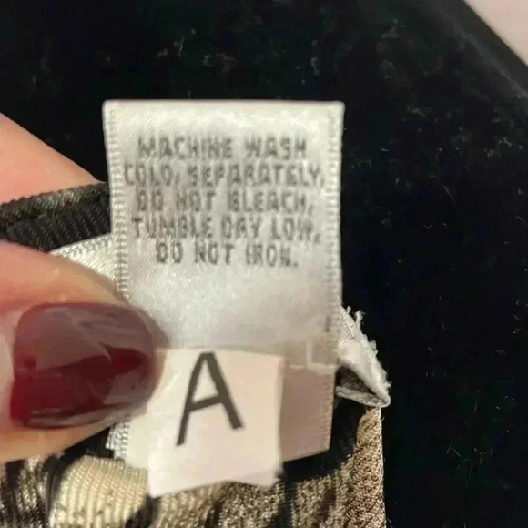 Chico’s Travelers Women’s 1 Sleeveless V Neck Black Cream Tribal Print Blouse - Picture 7 of 8